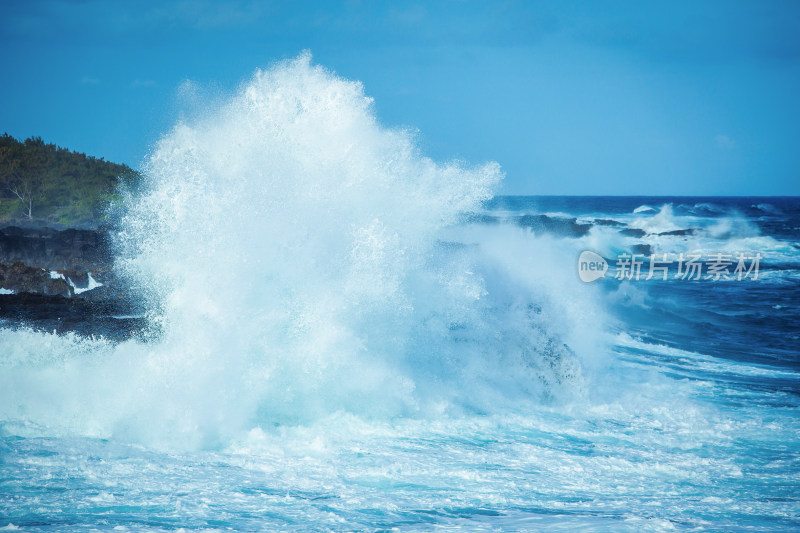 气势磅礴的海浪巨浪拍打海岸礁石