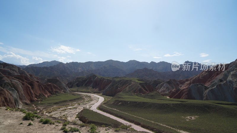 多彩山峦间蜿蜒小路的自然风光