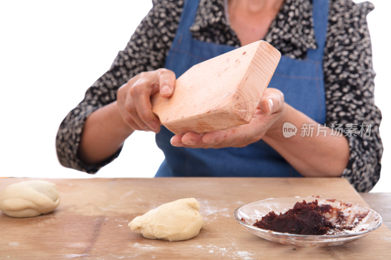 中国面点老师傅在制作中秋节的月饼