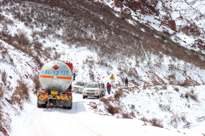 川藏线上雪地山路的各种车祸错车行驶