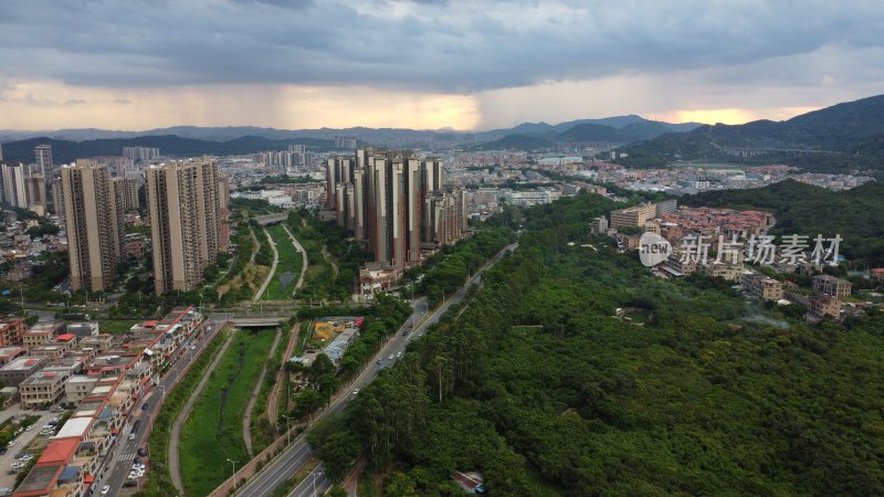 广东东莞：晚霞中的骤雨