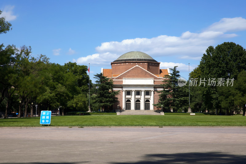 蓝天白云下的清华大学大礼堂