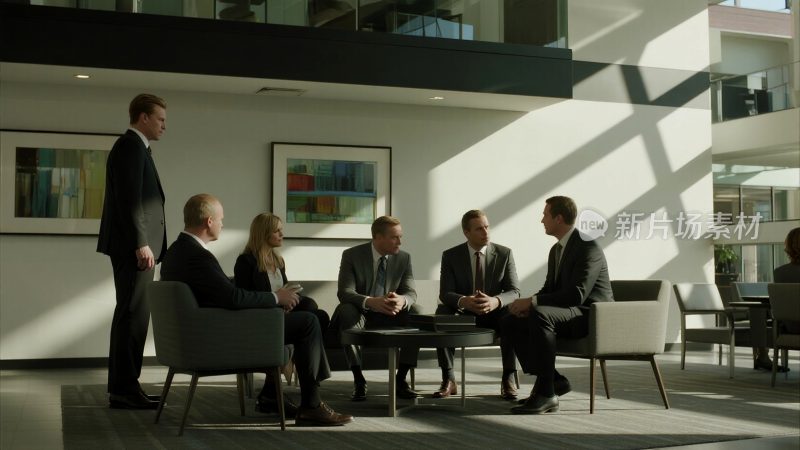 商务人士办公室内交流场景