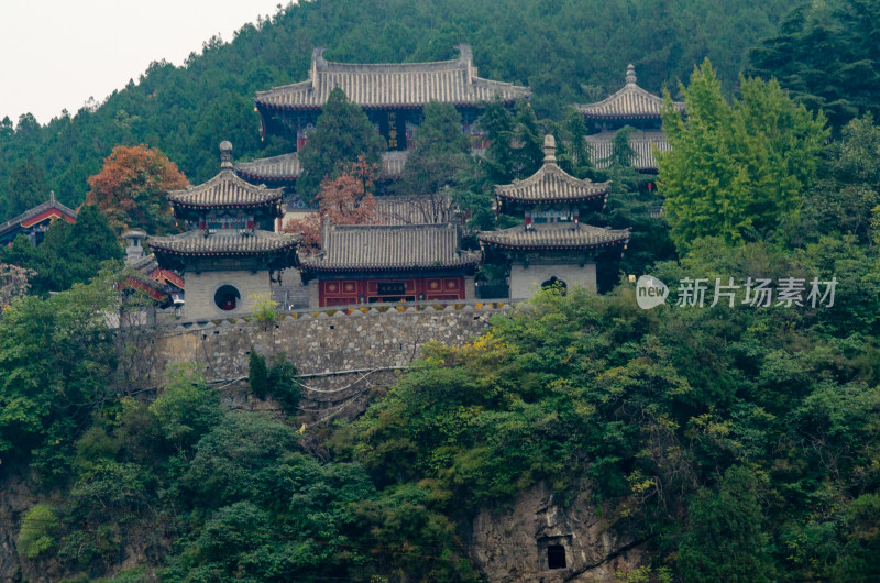 河南洛阳龙门石窟景区伊河对岸的古寺香山寺