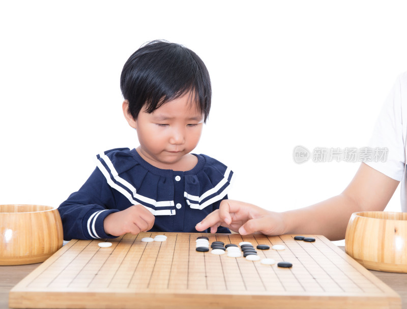 中国围棋老师在辅导孩子如何下围棋