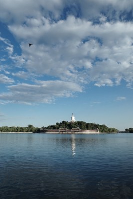 湖边绿树蓝天风景