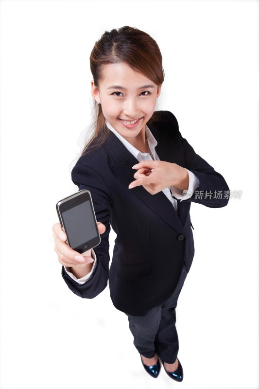 年轻的商务女士展示手机
