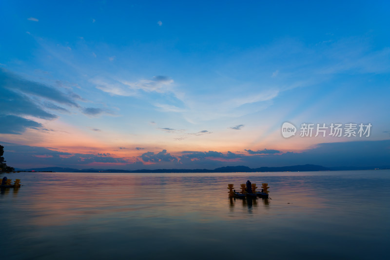 平静湖面上的夕阳晚霞