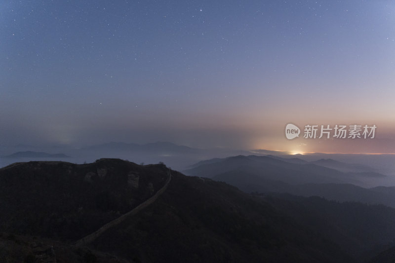 山间夜景星空璀璨武汉龙王尖长城蜿蜒其中