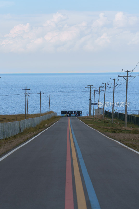 驶向青海湖：二郎剑景区公路尽头的公共汽车