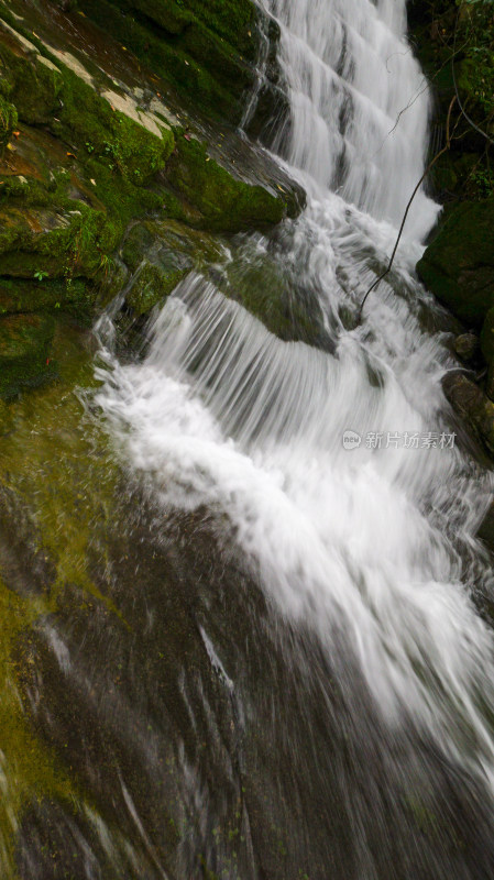 大山河流溪水水流慢速