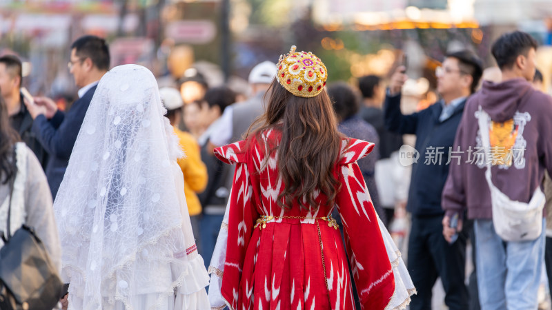 中秋节假期在中国新疆国际大巴扎游玩的游客