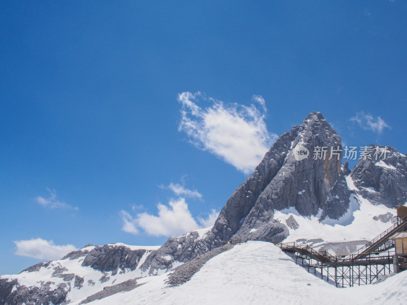 云南丽江玉龙雪山上的栈道