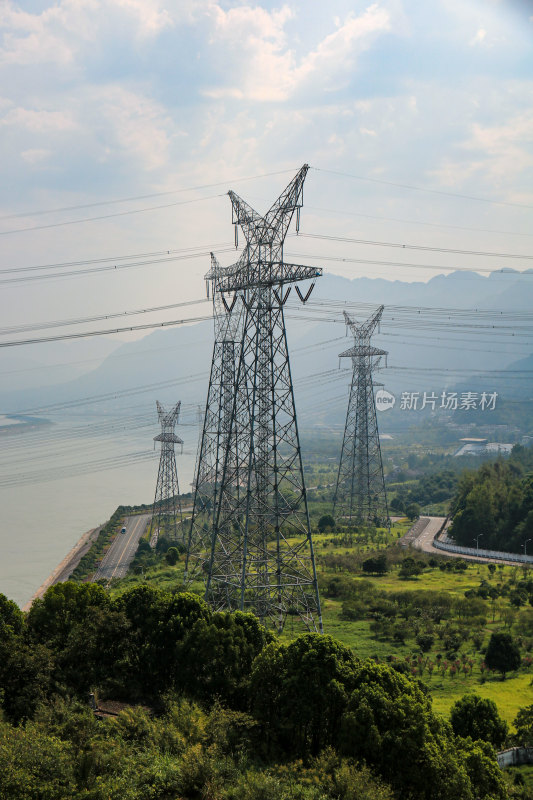 三峡大坝前的特高压电线输电塔