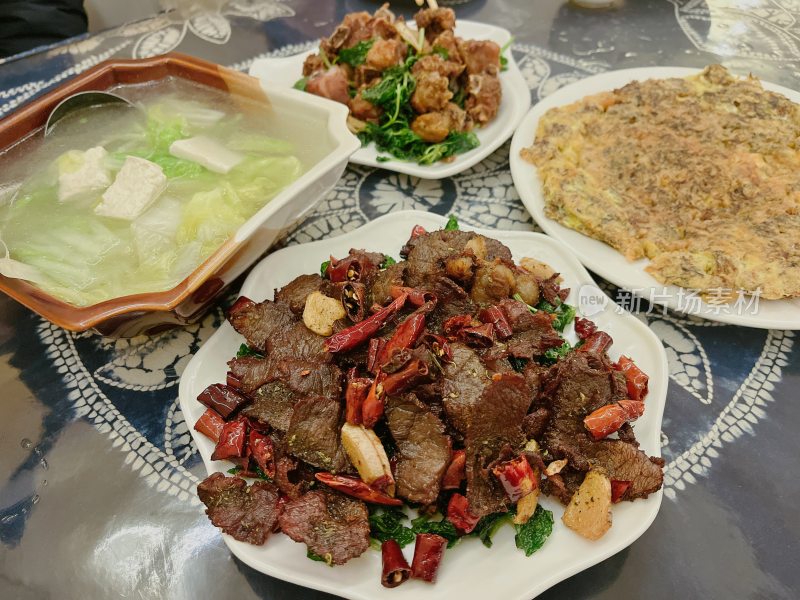 云南红河家常菜，辣椒炒牛肉、薄荷牛肉