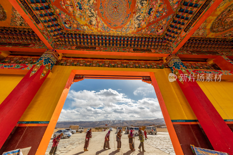 蓝天白云下的阿坝各莫寺寺院建筑