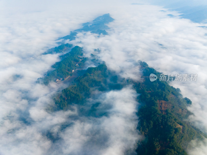 高山乡村云雾缭绕