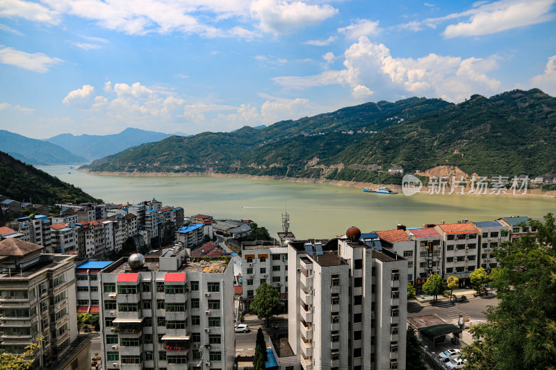 夏日晴空下的长江三峡，西陵峡口，秭归城镇