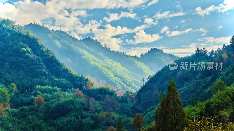 浙江安吉的连绵山脉在秋天阳光的照耀下