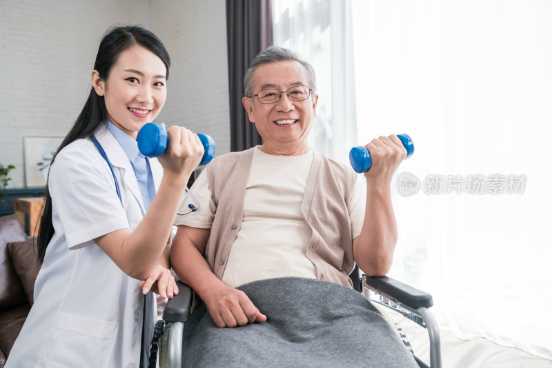 年轻的女医生在给老人做康复