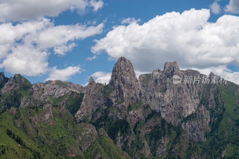 蓝天白云山峰