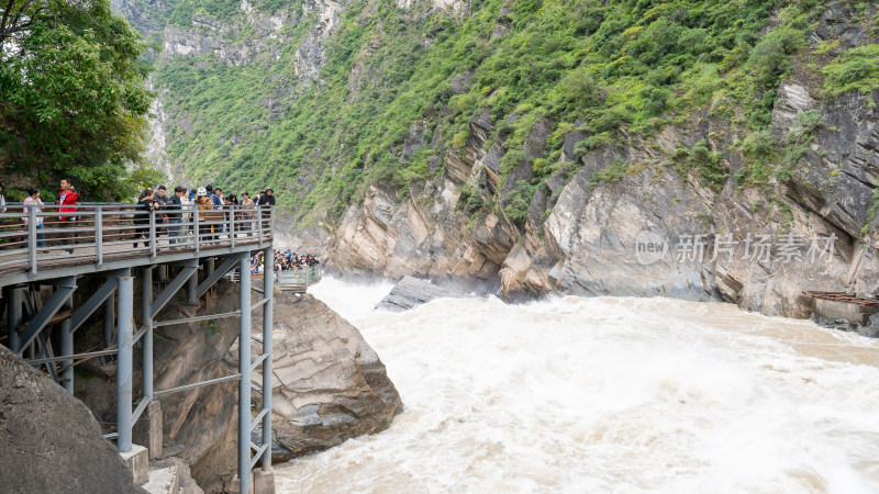 云南香格里拉虎跳峡景区及游客