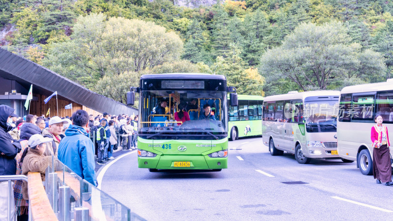 四川九寨沟景区的门口及游客排队上车乘车