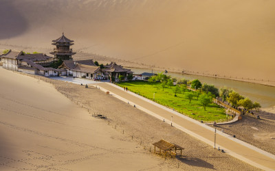 甘肃敦煌鸣沙山月牙泉旅游景区沙漠绿洲