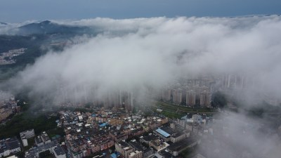 广东东莞：雨后清溪镇云雾缭绕宛如仙境
