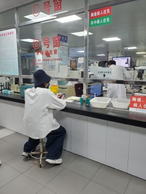 在医院看病的人图片-正版图片素材下载-新片场素材