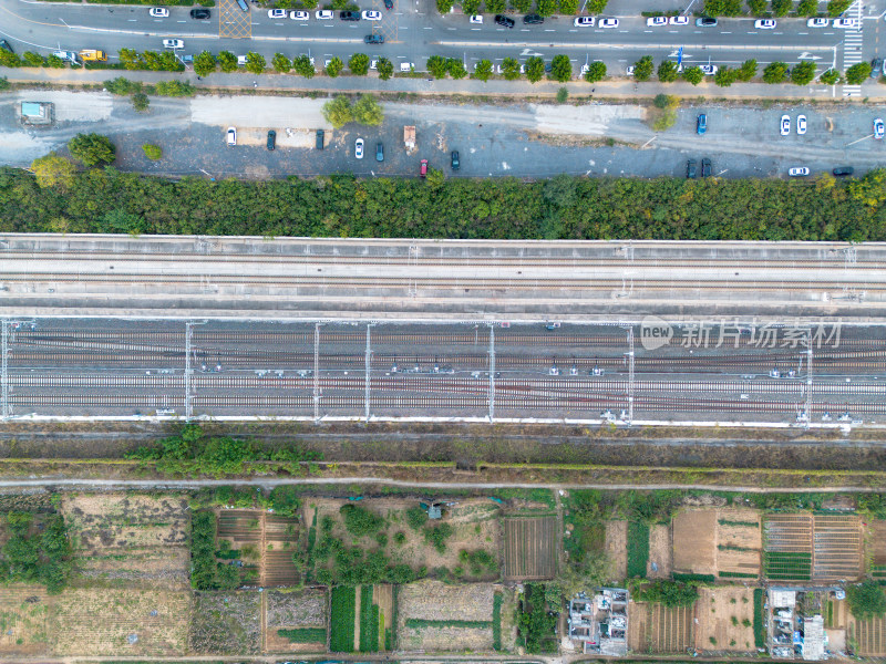 城市与乡村的交汇，航拍铁路农田停车场