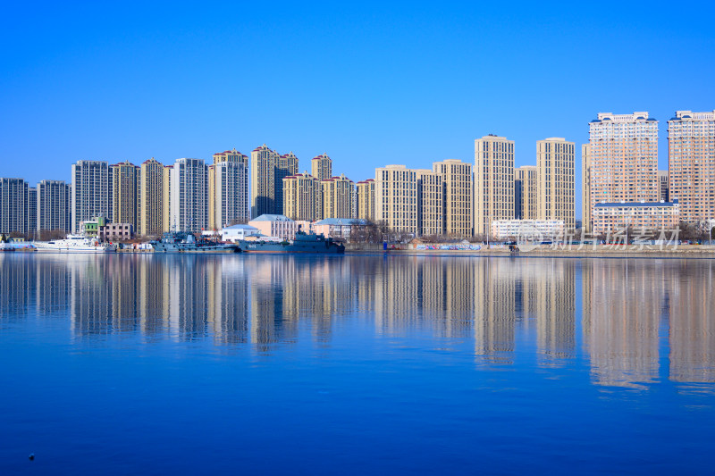 城市建筑倒映在水面上的美景