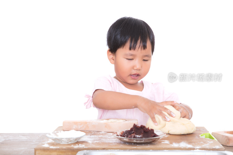 东方黄皮肤小女孩在做传统节日中秋节的月饼