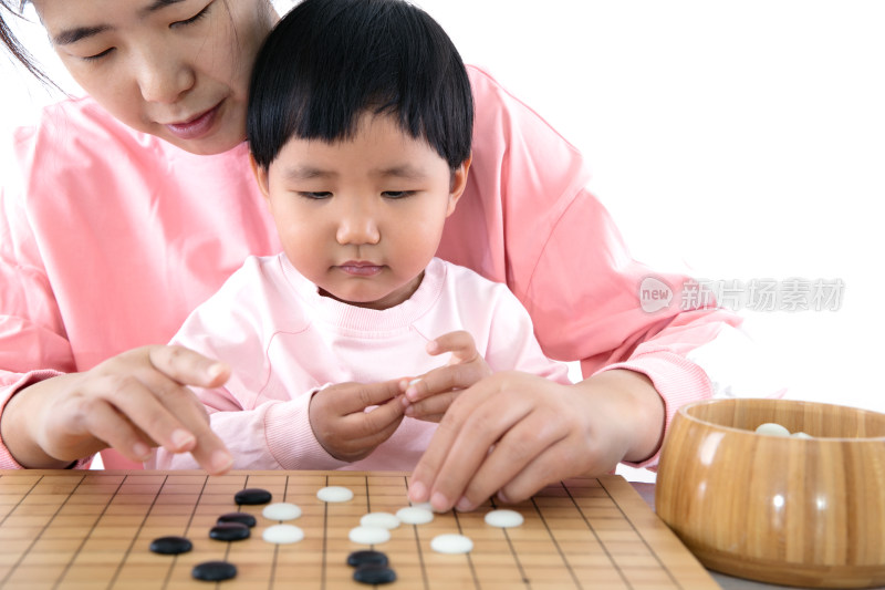 年轻妈妈教孩子下围棋