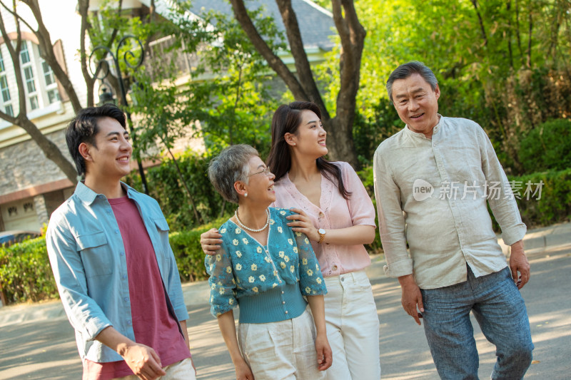 幸福家庭在小区内散步