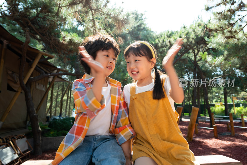 两个小孩子开心击掌庆祝