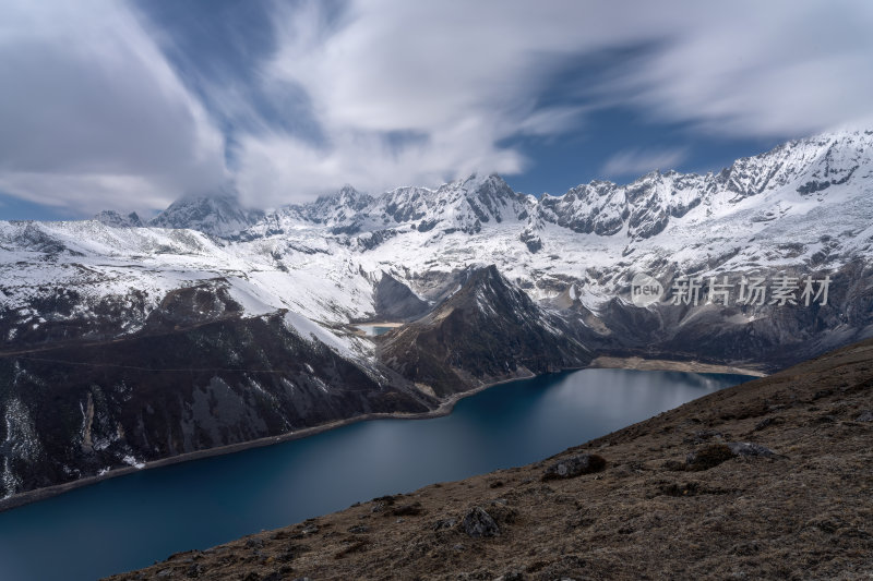 西藏山南洛扎秘境库拉岗日雪山湖泊壮丽景色