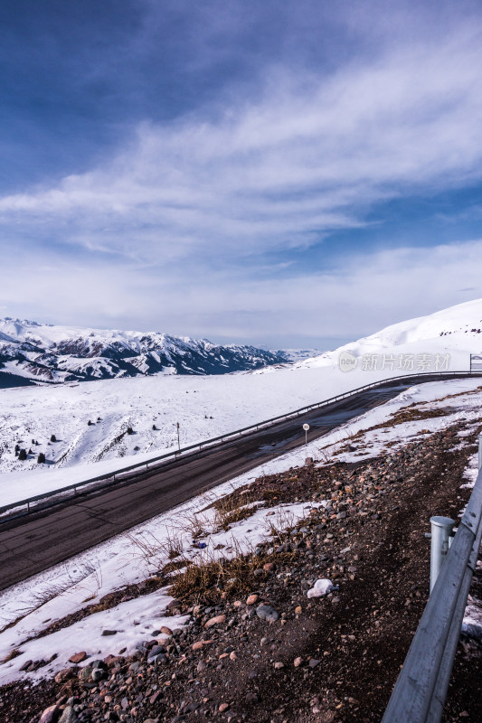 冬季雪地里的公路