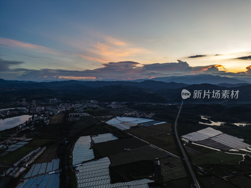 航拍日落晚霞农村田园风光