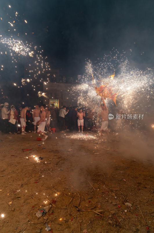 广东梅州中国非遗顺丰火龙狂舞夜焰火龙腾