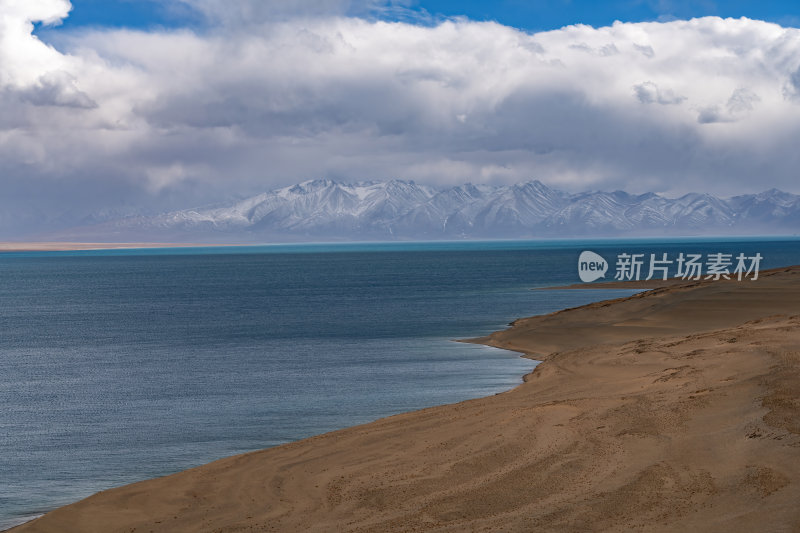 西藏阿里地区当若雍措雪山湖泊的壮阔景色