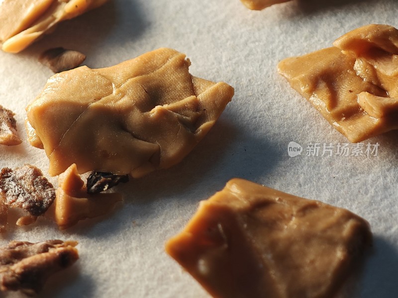 散落的块状豆干食物特写