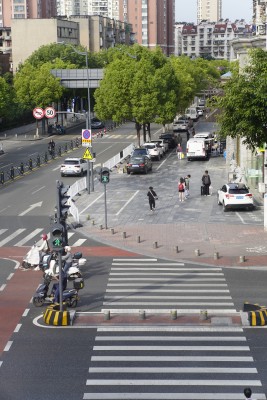 城市街道十字路口街景