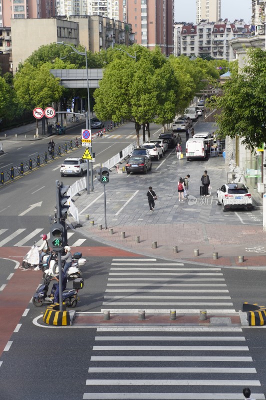 城市街道十字路口街景