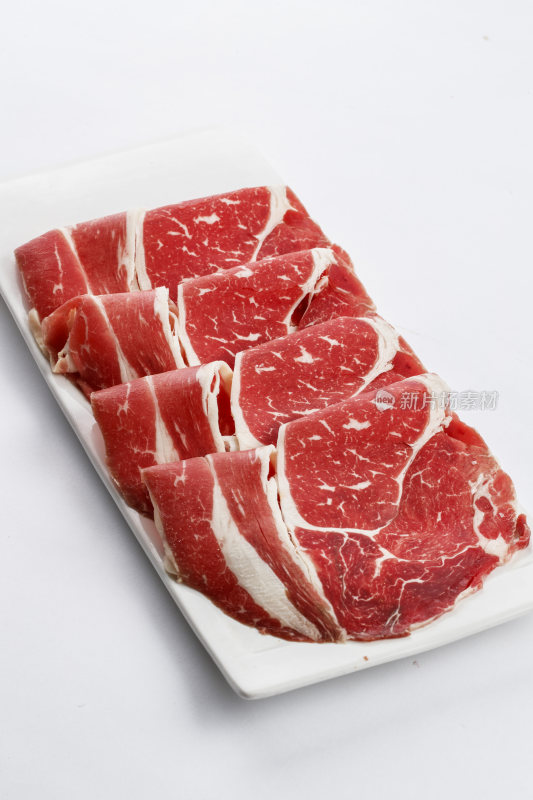 长方形白瓷盘装的牛肉片