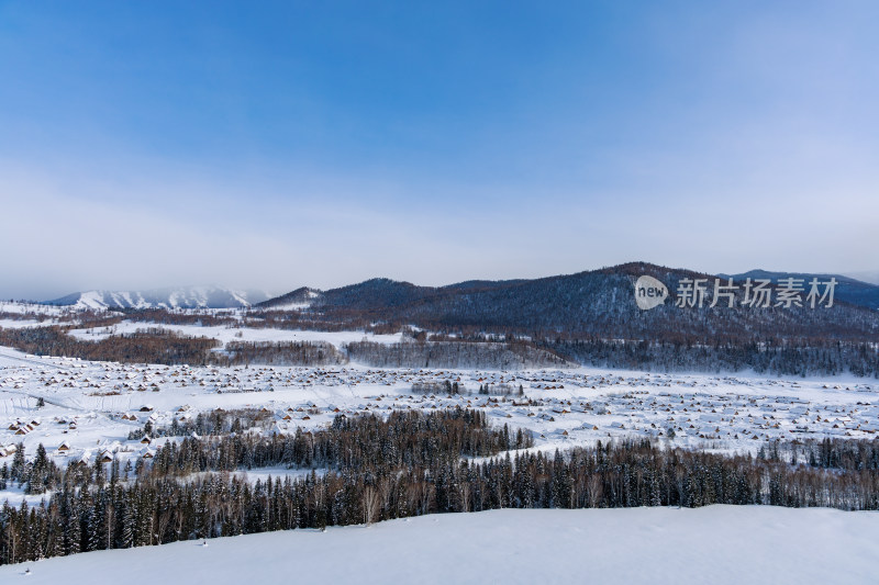 中国新疆阿勒泰禾木冬季雪景白雪覆盖的禾木