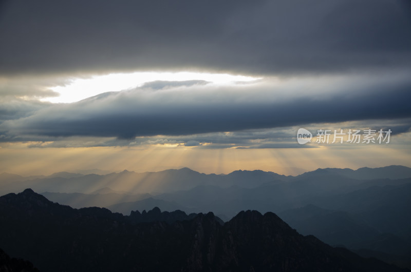 黄山 云隙光辉的山峦 群山日出 峰峦叠嶂