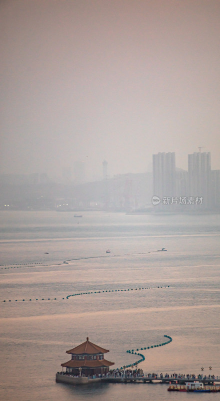 青岛信号山公园红瓦绿树碧海蓝天黄昏日落