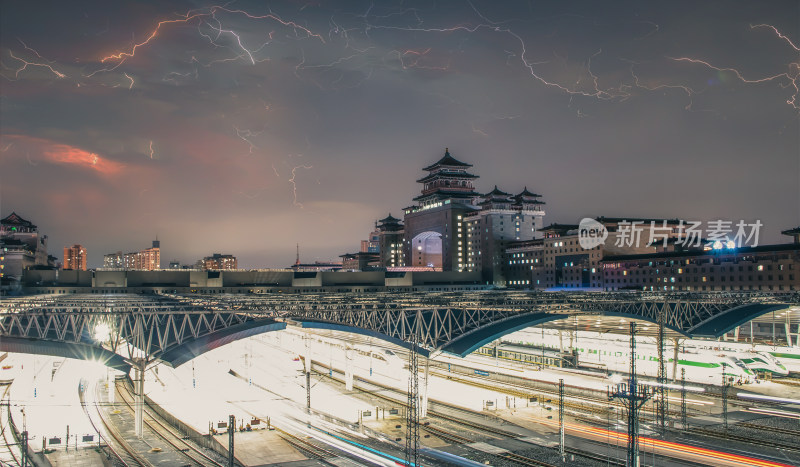 雷暴下的北京西站