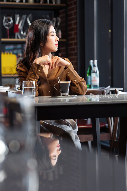 青年女人喝咖啡